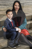 FEATURE - So gehts auch: Der 9-jährige Thiet Nguyen hat sich das Klavierspielen mit You Tube Videos beigebracht