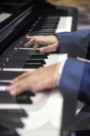 FEATURE - So gehts auch: Der 9-jährige Thiet Nguyen hat sich das Klavierspielen mit You Tube Videos beigebracht