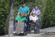 EXKLUSIV - Kirk Douglas wird im Rollstuhl durch die Nachbarschaft geschoben