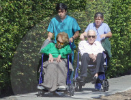 EXKLUSIV - Kirk Douglas wird im Rollstuhl durch die Nachbarschaft geschoben