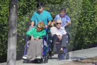 EXKLUSIV - Kirk Douglas wird im Rollstuhl durch die Nachbarschaft geschoben