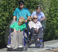 EXKLUSIV - Kirk Douglas wird im Rollstuhl durch die Nachbarschaft geschoben