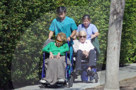 EXKLUSIV - Kirk Douglas wird im Rollstuhl durch die Nachbarschaft geschoben