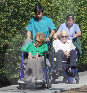 EXKLUSIV - Kirk Douglas wird im Rollstuhl durch die Nachbarschaft geschoben