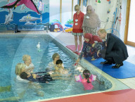 PEOPLE - Prinz William besucht das Acorns Kinderhospiz