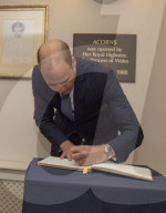 PEOPLE - Prinz William besucht das Acorns Kinderhospiz