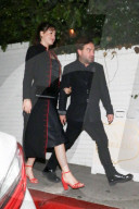 PEOPLE - Johnny Galecki verlässt mit seiner Freundin Alaina das Chateau Marmont