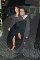 PEOPLE - Johnny Galecki verlÃ¤sst mit seiner Freundin Alaina das Chateau Marmont