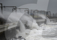 FEATURE - Unwetter über der Insel: Sturm Ali peitscht das Meer auf die Westküste Schottlands