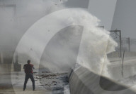 FEATURE - Unwetter über der Insel: Sturm Ali peitscht das Meer auf die Westküste Schottlands
