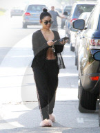 PEOPLE - Vanessa Hudgens bauchfrei und in rosa Flauschfinken unterwegs