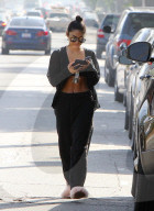 PEOPLE - Vanessa Hudgens bauchfrei und in rosa Flauschfinken unterwegs