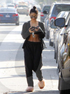 PEOPLE - Vanessa Hudgens bauchfrei und in rosa Flauschfinken unterwegs
