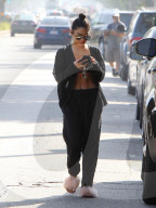PEOPLE - Vanessa Hudgens bauchfrei und in rosa Flauschfinken unterwegs