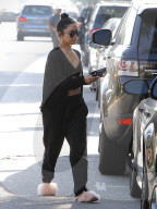 PEOPLE - Vanessa Hudgens bauchfrei und in rosa Flauschfinken unterwegs
