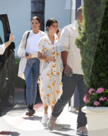 PEOPLE - Flower-Power bei Selena Gomez in der Kirche