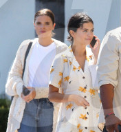 PEOPLE - Flower-Power bei Selena Gomez in der Kirche