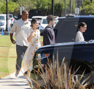 PEOPLE - Flower-Power bei Selena Gomez in der Kirche