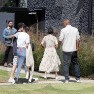 PEOPLE - Flower-Power bei Selena Gomez in der Kirche