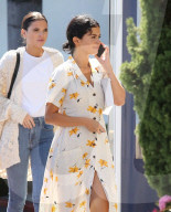 PEOPLE - Flower-Power bei Selena Gomez in der Kirche