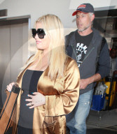 PEOPLE - Schwangere Jessica Simpson landet mit Mann Eric in Los Angeles