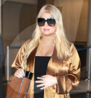 PEOPLE - Schwangere Jessica Simpson landet mit Mann Eric in Los Angeles