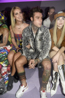 PEOPLE - Promis bei der Versace Modenschau in Mailand