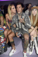 PEOPLE - Promis bei der Versace Modenschau in Mailand