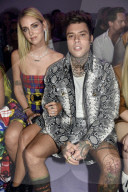 PEOPLE - Promis bei der Versace Modenschau in Mailand