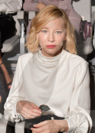 PEOPLE - Promis bei der Giorgio Armani Modenschau in Mailand
