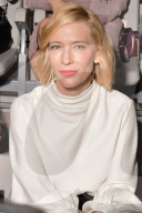 PEOPLE - Promis bei der Giorgio Armani Modenschau in Mailand