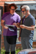 EXKLUSIV - Mel Gibson mit Drehbuch in Malibu unterwegs