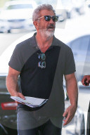 EXKLUSIV - Mel Gibson mit Drehbuch in Malibu unterwegs