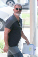 EXKLUSIV - Mel Gibson mit Drehbuch in Malibu unterwegs