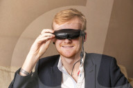 FEATURE - Blinder Abenteurer: James Laird reist mit einer 10'000 Euro teuren Spezialbrille um die ganze Welt