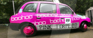 FEATURE - The Pink Torpedo: Taxifahrer hat seinen Wagen in einen fahrbare Kneipe umgebaut