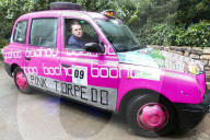 FEATURE - The Pink Torpedo: Taxifahrer hat seinen Wagen in einen fahrbare Kneipe umgebaut