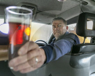 FEATURE - The Pink Torpedo: Taxifahrer hat seinen Wagen in einen fahrbare Kneipe umgebaut