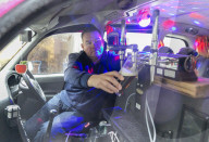 FEATURE - The Pink Torpedo: Taxifahrer hat seinen Wagen in einen fahrbare Kneipe umgebaut