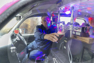 FEATURE - The Pink Torpedo: Taxifahrer hat seinen Wagen in einen fahrbare Kneipe umgebaut