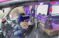 FEATURE - The Pink Torpedo: Taxifahrer hat seinen Wagen in einen fahrbare Kneipe umgebaut