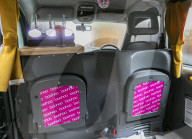 FEATURE - The Pink Torpedo: Taxifahrer hat seinen Wagen in einen fahrbare Kneipe umgebaut