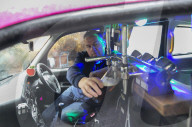 FEATURE - The Pink Torpedo: Taxifahrer hat seinen Wagen in einen fahrbare Kneipe umgebaut