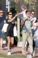 EXKLUSIV - Bradley Cooper geniesst den Tag mit seinen zwei Frauen