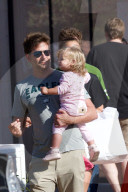 EXKLUSIV - Bradley Cooper geniesst den Tag mit seinen zwei Frauen