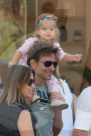 EXKLUSIV - Bradley Cooper geniesst den Tag mit seinen zwei Frauen