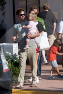 EXKLUSIV - Bradley Cooper geniesst den Tag mit seinen zwei Frauen