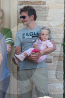 EXKLUSIV - Bradley Cooper geniesst den Tag mit seinen zwei Frauen
