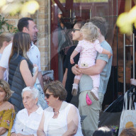EXKLUSIV - Bradley Cooper geniesst den Tag mit seinen zwei Frauen