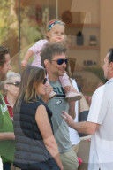 EXKLUSIV - Bradley Cooper geniesst den Tag mit seinen zwei Frauen